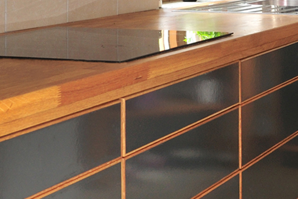 Küche Front Kunststoff mit Eichenkanten